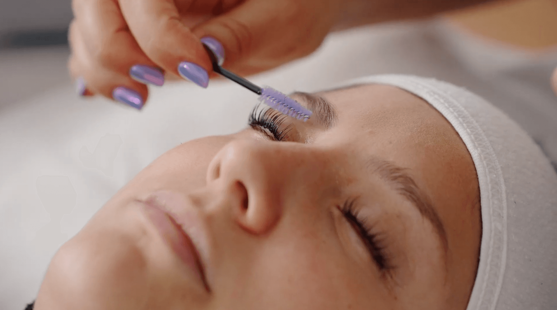 Limpieza facial profunda realizada por profesional