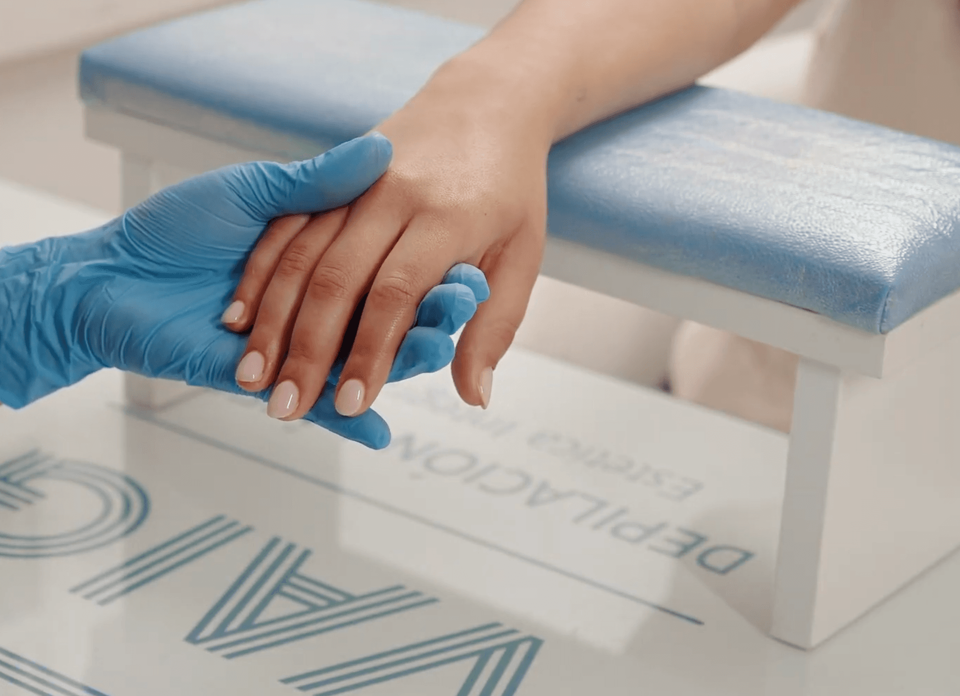 Esmaltado semipermanente con acabado prolijo